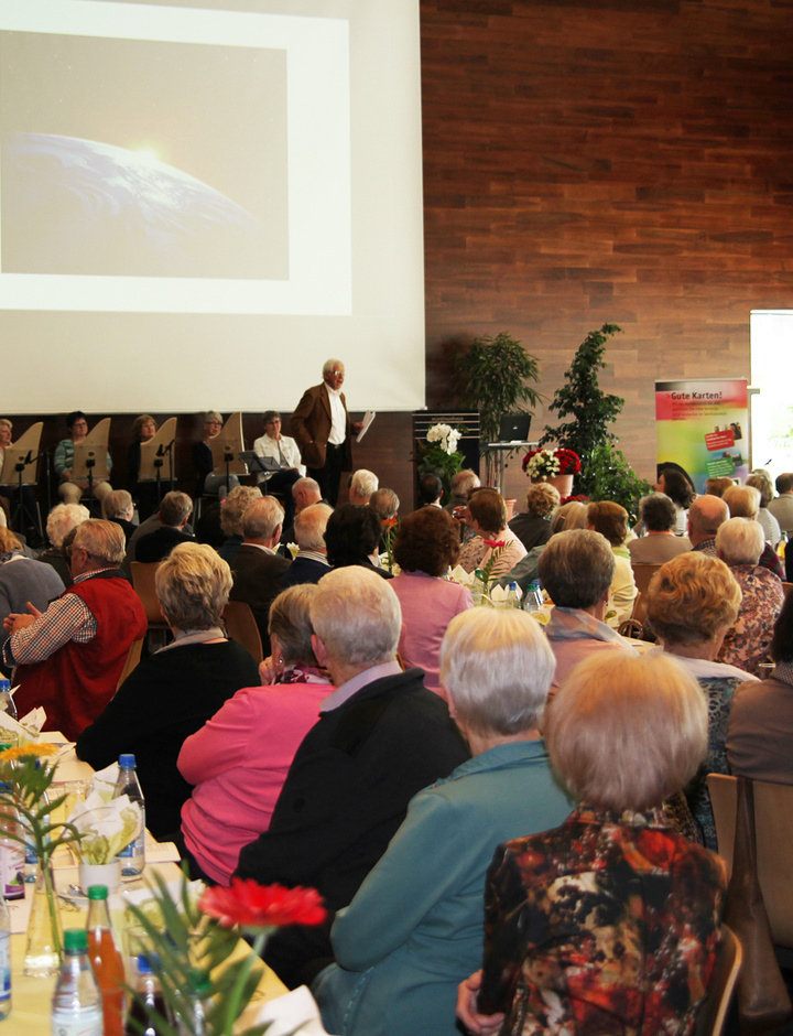 Senioren sitzen bei den Feierlichkeiten zu "25 Jahre Seniorenforum Aschaffenburg".