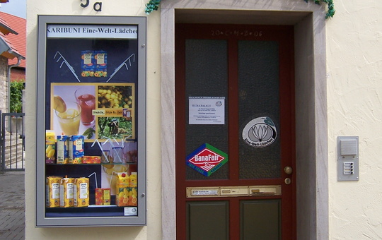 Eingang Eine-Welt-Laden Karibuni in Reichberg 