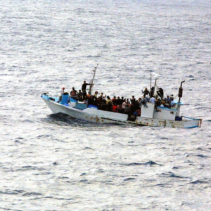 Boot mit Flüchtlingen auf dem Meer