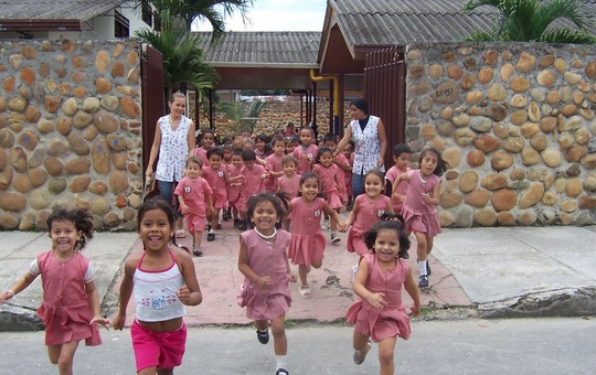 Kinder stürmen aus einer Kindertagesstätte in Villavincencio in Kolumbien 