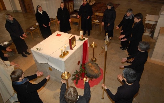 Ordensschwestern aus dem Kloster Oberzell beten gemeinsam 