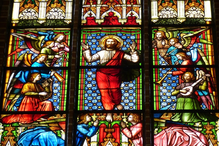 Ein Kirchenfenster zeigt eine Darstellung der Himmelfahrt Jesu.