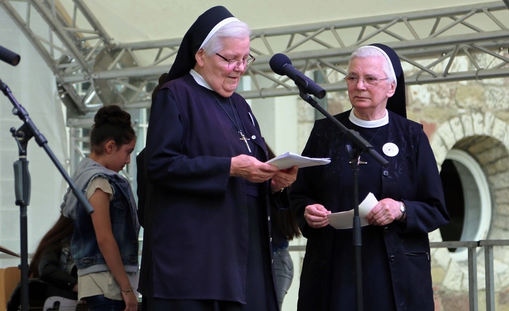 Zwei Erlöserschwestern stehen beim Fest "150 Jahre Erlöserschwestern" auf einer Bühne.