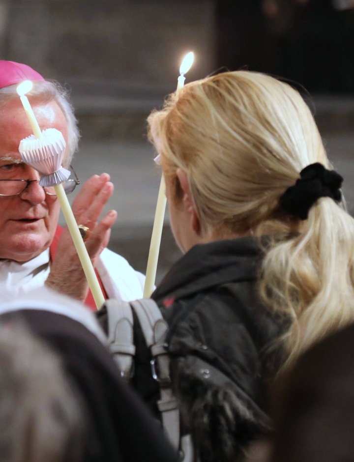 Bischof Friedhelm Hofmann spendet den Blasiussegen