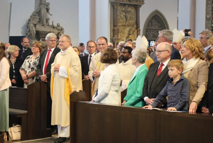 Bei einem Pontifkalgottesdienst im Würzburger Kiliansdom ist an Christi Himmelfahrt, 9. Mai 2024, Weihbischof Paul Reder zum Bischof geweiht worden.