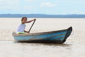 Kleine Dörfer am Rande des riesigen Amazonas werden Riberinhos genannt. Boote sind oft die einzigen Verkehrsmittel, vor allem bei Hochwasser. Ein Mädchen rudert in einem Boot bei dem Fischerdorf Santa Rita.
