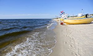 Gelbe Fischboote am Strand der Frischen Nehrung an der Ostsee in Polen am 8. Juni 2015. Neben den Booten sind Fußspuren im Sand zu sehen. Dieses Bild ist Teil der Bildreportage "Frisches Haff und Nehrung" der Katholischen Nachrichten-Agentur (KNA).