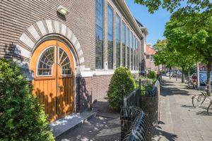 Der Eingang der ehemaligen Morgensternkirche, die Ende der 1990er Jahre zu einem Wohnhaus mit 16 Wohnungen umgebaut wurde, am 11. Mai 2017 in Wormerveer in den Niederlanden.