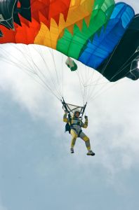 Fallschirmspringer mit Fallschirm im Sprung
