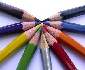 Einheit in der Vielfalt: Buntstifte liegen nebeneinander und bilden einen Halbkreis.