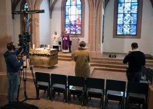 Bischof Dr. Franz Jung feierte am Doenstag, 17. März,  in der Sepultur des Würzburger Kiliansdoms einen ersten nichtöffentlichen Gottesdienst. Dieser wurde live im Internet übertragen Gottesdienst. 