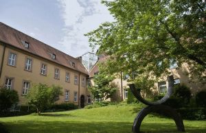 Das Bistum Würzburg hat der Regierung von Unterfranken im Bedarfsfall ihre Tagungshäuser wie zum Beispiel das Tagungszentrum Schmerlenbach (Landkreis Aschaffenburg) angeboten. 