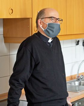 Sicherheitsabstand und Mund-Nasen-Schutz waren die Voraussetzungen für den Besuch von Bischof Dr. Franz Jung in der Caritas-Sozialstation Sankt Norbert.