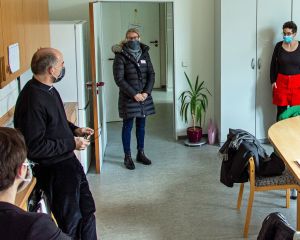 Mit Sicherheitsabstand und Mund-Nasen-Schutz fand das Gespräch von Bischof Dr. Franz Jung (links) mit Mitarbeitern der Caritas-Sozialstation Sankt Norbert statt.
