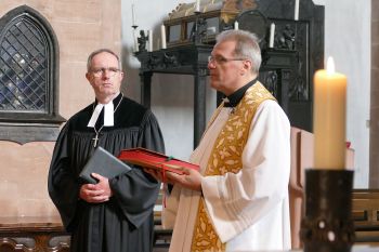 Der evangelische Dekan Rudi Rupp (links) und der katholische Pfarrer Martin Heim bei der Aufzeichnung eines ökumenischen Ostersegens in der Aschaffenburger Stiftsbasilika.