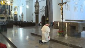 Bischof Dr. Franz Jung feierte am Karfreitag, 10. April, im Kiliansdom nichtöffentlich die Liturgie vom Leiden und Sterben Jesu.