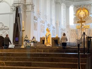 Erstmals nach acht Wochen wurde im Kiliansdom wieder ein öffentlicher Gottesdienst gefeiert. Dompfarrer Dr. Jürgen Vorndran erteilte den eucharistischen Segen.