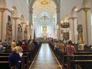 Erstmals nach acht Wochen wurde im Kiliansdom wieder ein öffentlicher Gottesdienst gefeiert. Zur Maiandacht kamen 101 Gläubige.