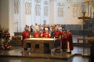 Im Bistum Würzburg sind ab dem 21. Mai unter Einhaltung von strengen Sicherheitsmaßnahmen wieder öffentliche Eucharistiefeiern erlaubt. Das Bild entstand beim Pontifikalgottesdienst für Gottesdiensthelfer bei der Kiliani-Wallfahrtswoche 2019. 
