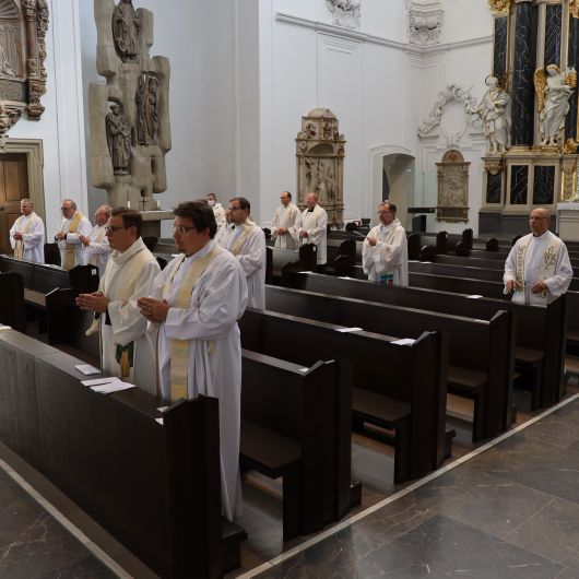 Bei der Missa Chrismatis im Würzburger Kiliansdom hat Bischof Dr. Franz Jung am Dienstag, 8. September, die Heiligen Öle für das Bistum Würzburg geweiht.
