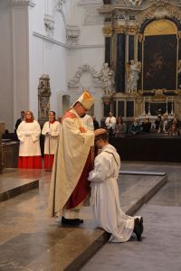 Bischof Dr. Franz Jung legt Bertram Ziegler bei der Priesterweihe im Kiliansdom die Hände auf. 