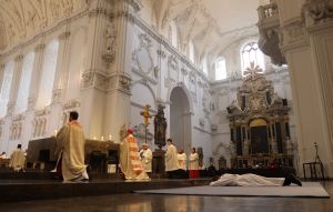 Bei der Anrufung der Heiligen lag der Weihekandidat ausgestreckt vor dem Altar. 