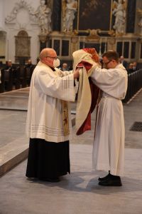 Dekan Stefan Gessner brachte dem Neupriester das  Priestergewand.