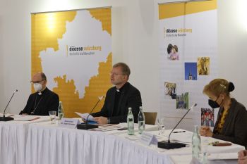 Bei der Pressekonferenz im Burkardushaus Würzburg standen unter anderem (von links) Bischof Dr. Franz Jung, Generalvikar Dr. Jürgen Vorndran und Ordinariatsrätin Dr. Christine Schrappe den Journalisten Rede und Antwort.