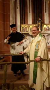 2017 führte Pfarrer Thomas Eschenbacher (rechts) an Fasching ein Gespräch mit dem heiligen Johannes Nepomuk (Harald Drescher).