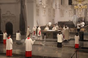 Mit der Messe von Letzten Abendmahl am Gründonnerstag, 1. April, hat Bischof Dr. Franz Jung im Würzburger Kiliansdom die heiligen drei Tage eröffnet.