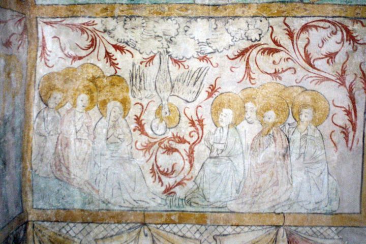Der Heilige Geist kommt an Pfingsten über die versammelten Jünger. Fresko aus dem 15. Jahrhundert, alte Sakristei der Pfarrkirche Johannes der Täufer in Bad Neustadt-Brendlorenzen.