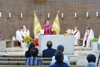 Weihbischof Ulrich Boom feierte am Dienstag, 6. Juli 2021, einen regionalen Kiliani-Pontifikalgottesdienst in der Pfarrkirche "Zur Mutterschaft Mariens" in Hösbach-Bahnhof.