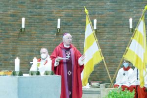 Weihbischof Ulrich Boom feierte am Dienstag, 6. Juli 2021, einen regionalen Kiliani-Pontifikalgottesdienst in der Pfarrkirche "Zur Mutterschaft Mariens" in Hösbach-Bahnhof.