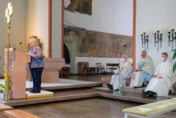 Maria Hetterich, ehrenamtliche Sprecherin des Katholischen Senioren-Forums der Diözese Würzburg, dankte Pfarrer Franz Schmitt (2. von rechts) für sein Engagement.
