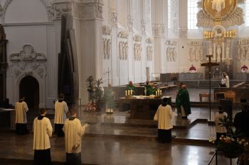 Mit einem feierlichen Pontifikalgottesdienst im Kiliansdom hat Bischof Dr. Franz Jung am Sonntag, 17. Oktober, für das Bistum Würzburg den von Papst Franziskus initiierten Synodalen Prozess für das Bistum Würzburg gestartet.