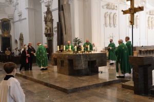 Mit einem feierlichen Pontifikalgottesdienst im Kiliansdom hat Bischof Dr. Franz Jung am Sonntag, 17. Oktober, für das Bistum Würzburg den von Papst Franziskus initiierten Synodalen Prozess für das Bistum Würzburg gestartet.