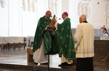  Bischof Dr. Franz Jung (rechts) überreichte eine Kiliansstatue an Bischof Bernardo Johannes Bahlmann aus dem brasilianischen Partnerbistum Óbidos.