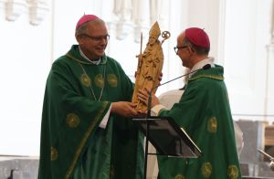  Bischof Dr. Franz Jung (rechts) überreichte eine Kiliansstatue an Bischof Bernardo Johannes Bahlmann aus dem brasilianischen Partnerbistum Óbidos.