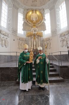 Bischof Bernardo Johannes Bahlmann (links) und Bischof Dr. Franz Jung mit der Kiliansstatue aus dem Nachlass von Generalvikar Dr. Karl Hillenbrand.