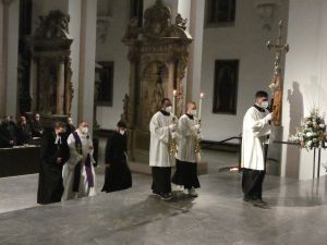 Die Vertreter verschiedener christlicher Konfessionen beim Einzug im Kiliansdom.