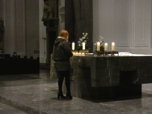 Als Zeichen des Gebets wurde nach jeder Fürbitte eine brennende Kerze am Altar abgestellt.