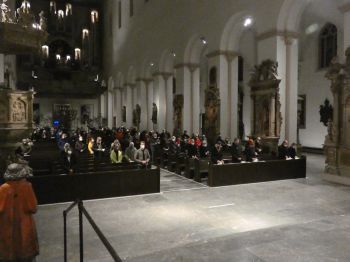 Mehr als 230 Menschen nahmen im Dom am Friedensgebet teil.