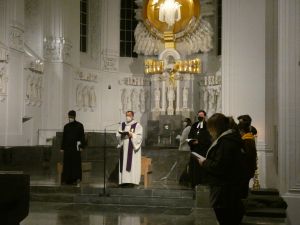 Standen dem Friedensgebet gemeinsam vor (von links): Der russisch-orthodoxe Priester Vladimir Bayanov, Pfarrer Dr. Matthias Leineweber und Dekan Dr. Wenrich Slenczka. 