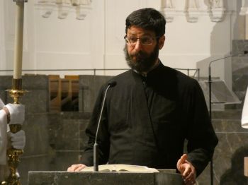 Der russisch-orthodoxe Priester Vladimir Bayanov trug das Evangelium vor. 