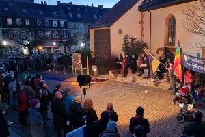 Mehr als 120 Menschen haben an einem ökumenischen Friedensgebet auf dem Platz zwischen der Aschaffenburger Sankt-Agatha-Kirche und dem Martinushaus  teilgenommen.