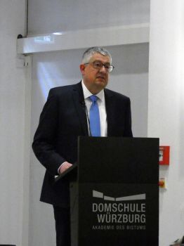 Professor Dr. Matthias Reményi, Inhaber der Würzburger Lehrstuhls für Fundamentaltheologie und vergleichende Religionswissenschaft, begrüßte am Beginn der Veranstaltung.