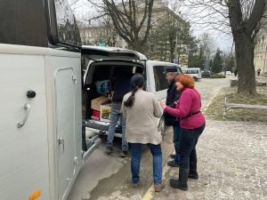 Einen Transport mit Hilfsgütern für die Menschen in der Stadt Lwiw (Lemberg) in der Ukraine haben das Dekantsbüro Main-Spessart und eine private Hilfsaktion aus dem Landkreis Rhön-Grabfeld auf den Weg gebracht. Das Foto zeigt die Ankunft in Lwiw. 