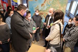 Bischof Dr. Franz Jung besuchte die Geflüchteten aus der Ukraine, die im Haus Sankt Michael in Bad Königshofen untergebracht sind. Die junge Frau mit der Wasserflasche in der Hand musste weinen, als sie von ihren Erlebnissen auf der Flucht und den Angehörigen erzählte, die sie zurücklassen musste. 