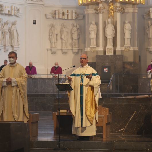 Bischof Dr. Franz Jung hat die Menschheit, insbesondere die Ukraine und Russland, bei einem Pontifikalgottesdienst am Freitagabend, 25. März, dem Unbefleckten Herzen Mariens geweiht.