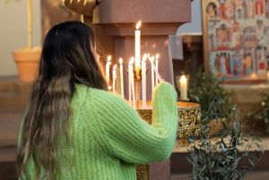 Bei der Gebetswache wurden Kerzen entzündet für alle Glaubenszeugen, die in den vergangenen Monaten und Jahren ihr Leben gelassen haben. 